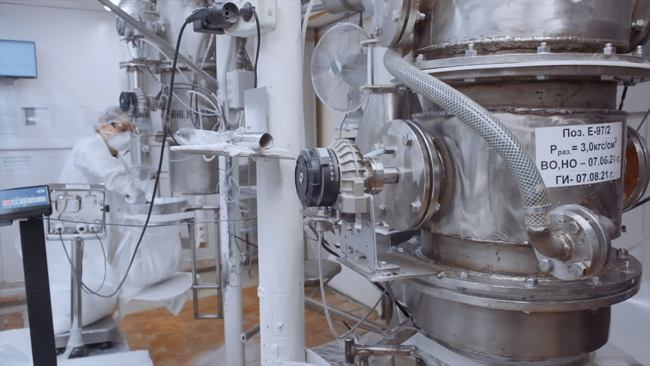 máquinas y equipos industriales en una instalación de fabricación