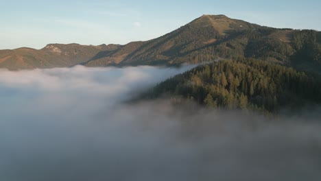 Picos-De-Montaña-Por-Encima-De-Las-Nubes