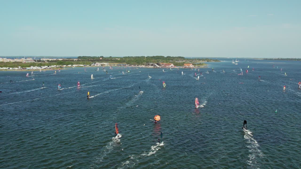 관광객 들 이 브라우버스하벤, 슈벤-두이벨란드, 네덜란드 남부 에 있는 그레벨링겐메어 의 서프스 ⁇  에서 윈드서핑 을 하고 있다