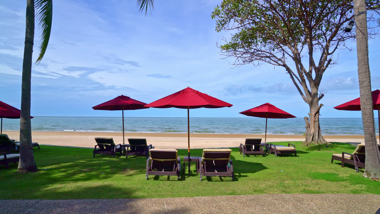 바다 해변 배경과 푸른 하늘과 햇빛과 빨간 우산과 비치 의자