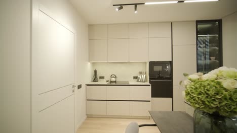 interior de la cocina minimalista moderna con grandes ventanas y tonos neutrales