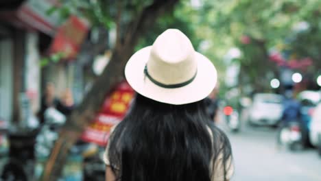 vista de mano de una mujer vietnamita caminando por la ciudad