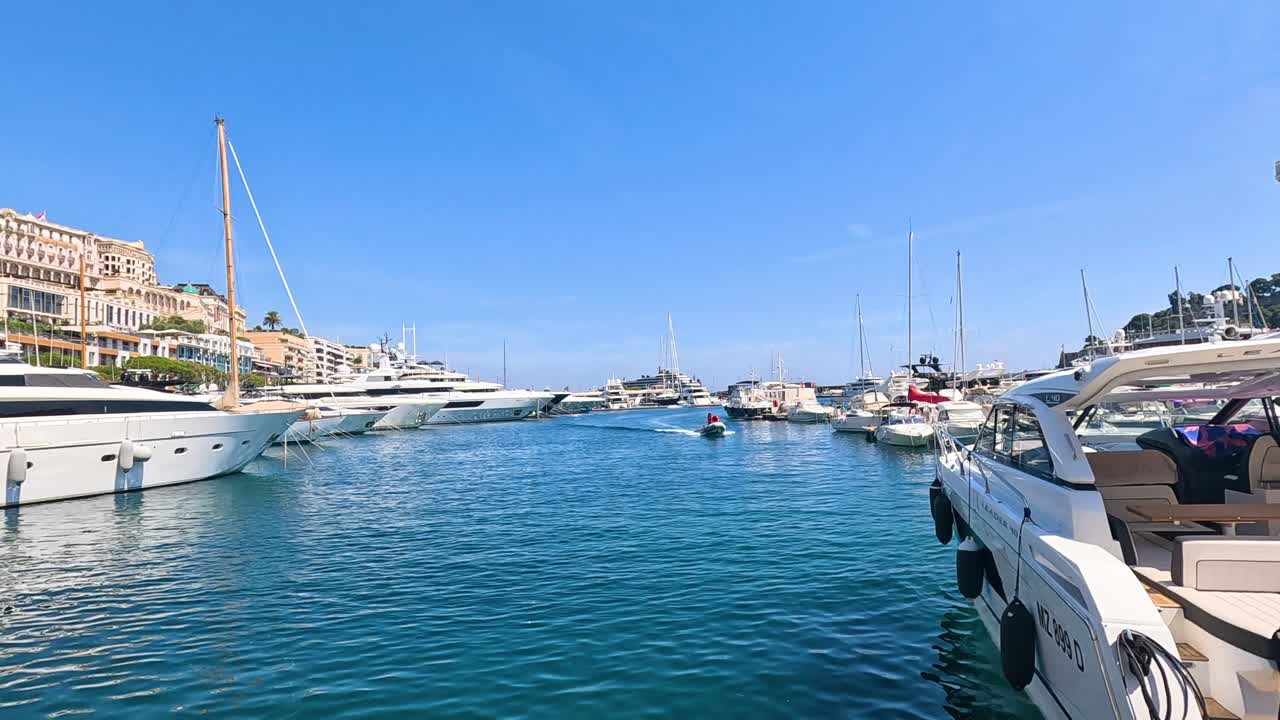 Yacht di lusso ormeggiati nel porto di Monte Carlo