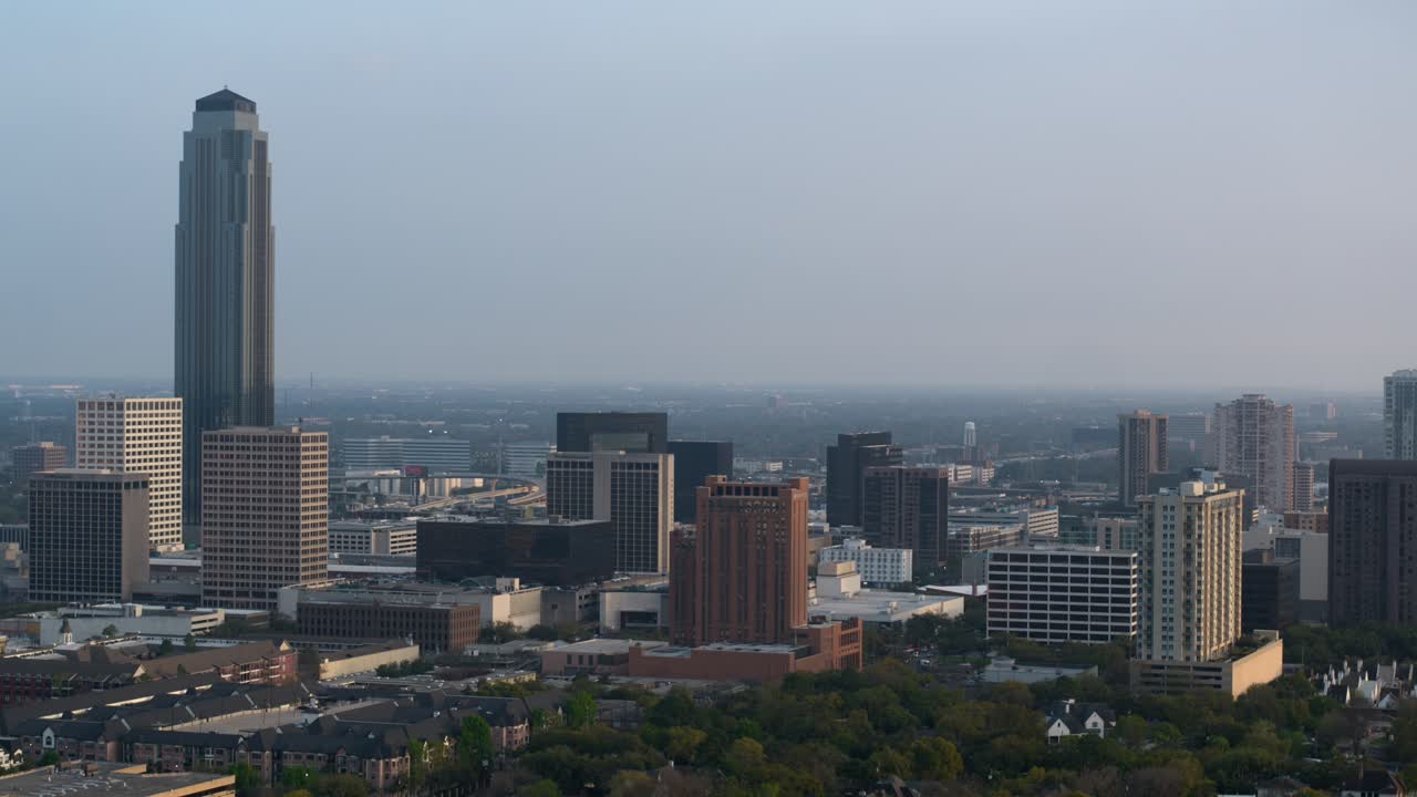 Ripresa aerea introduttiva con drone della zona Uptown di Houston sud-ovest, conosciuta anche come zona Galleria.