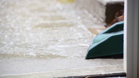 Abfluss-Läuft-Mit-Regenwasser