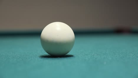 hundiendo la bola amarilla 1 en un juego de billar