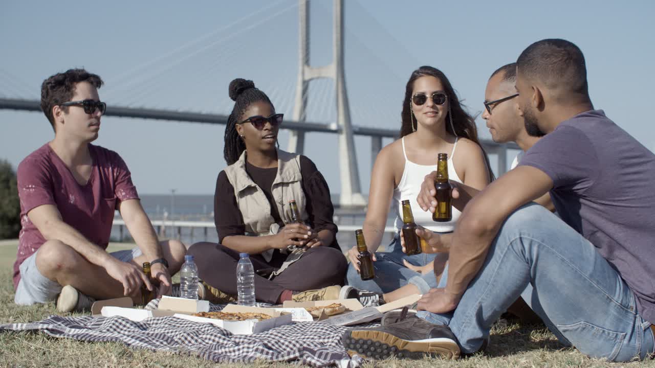 공원에서 피크닉을 하는 편안한 젊은이들.