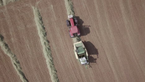 Vista-Desde-Arriba-De-La-Empacadora-De-Tractores-En-El-Campo