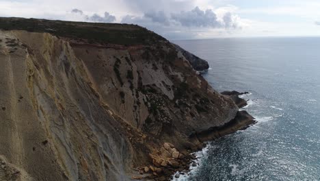 Atemberaubende-Meereslandschaft-Aus-Der-Portugiesischen-Luftaufnahme