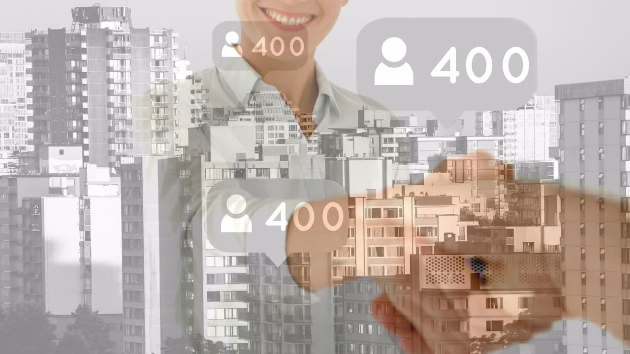 animación de las reacciones en las redes sociales y mujer caucásica feliz sobre el paisaje urbano