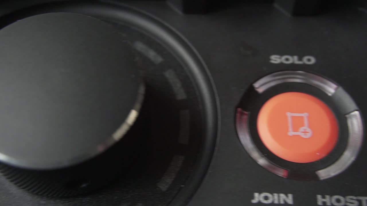 Slow pan from left to right over Soundboks logo