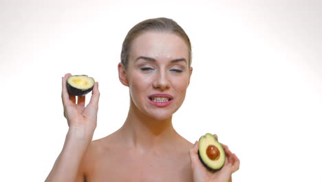 Glückliche-Frau,-Die-Avocados-Genießt