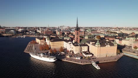 Altstadt-Von-Stockholm-Mit-Riddarholmen-Kirche,-Reichhaltige-4K-Luftaufnahme