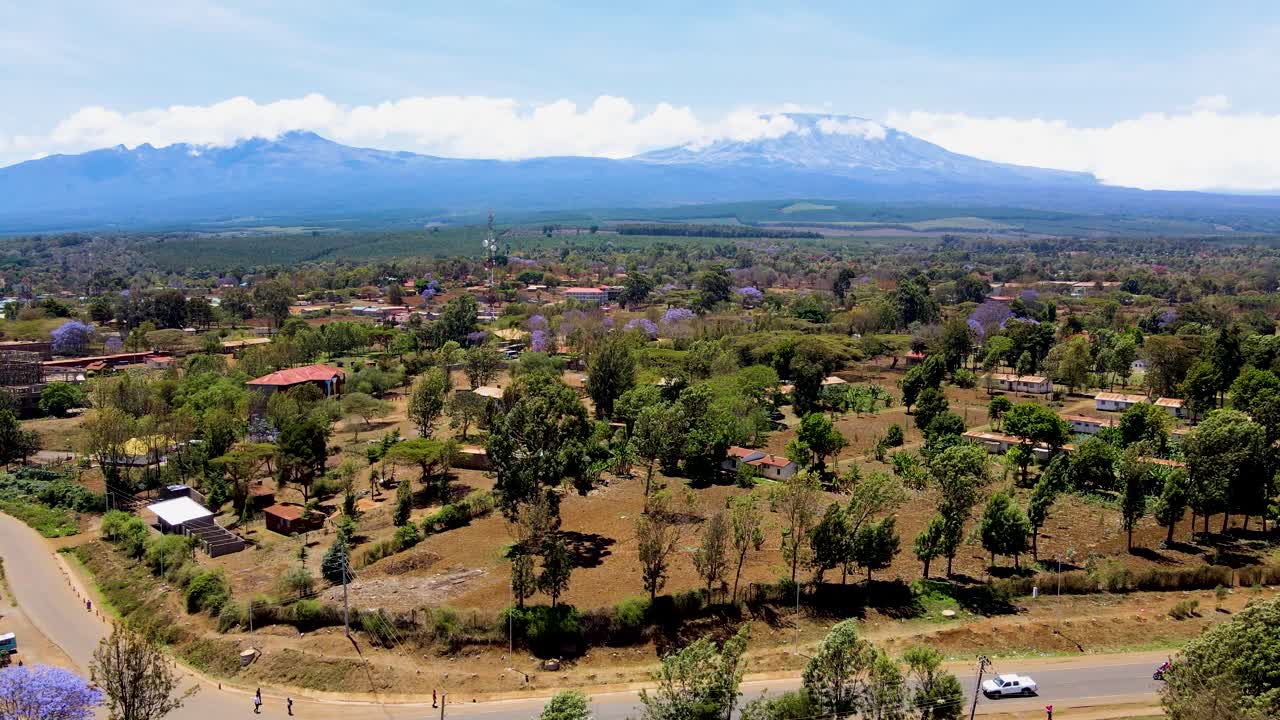 pueblo rural de kenya con el kilimanjaro en el fondo