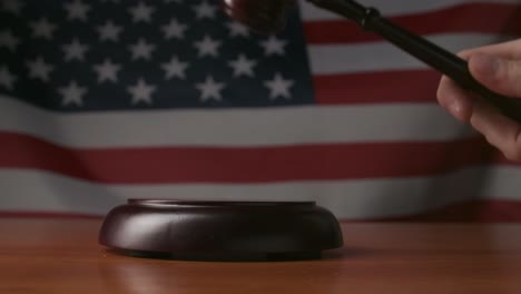 martillo y bandera estadounidense
