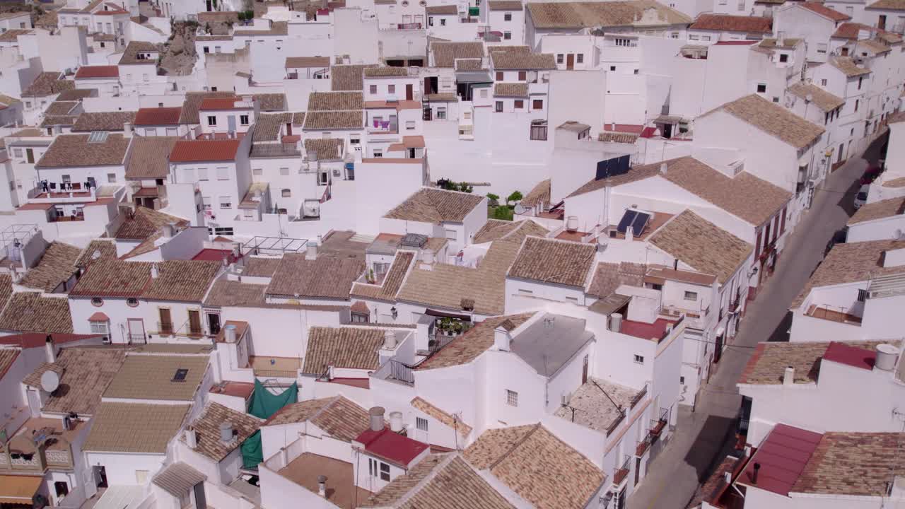 Primo piano di case bianche con tetti arancioni a Olvera, Spagna, ripresa aerea.