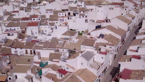 Nahaufnahme-Von-Weißen-Häusern-Mit-Orangefarbenen-Dächern-In-Olvera,-Spanien,-Luftaufnahme