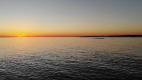 Filmische-Luftdrohne,-Die-Bei-Wunderschönem-Sonnenuntergang-über-Strand-Und-Meer-Fliegt