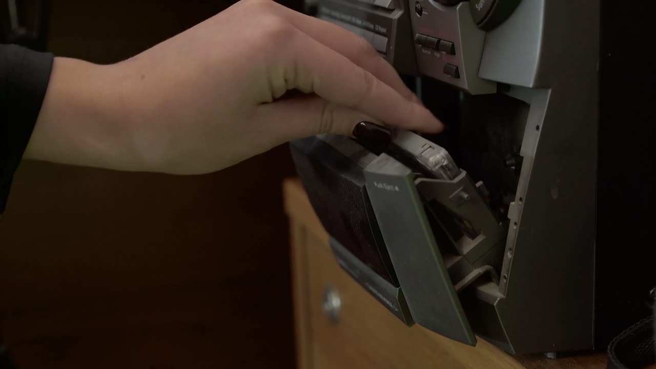 instalación de un casete de audio en un grabador en un estudio de radiodifusión