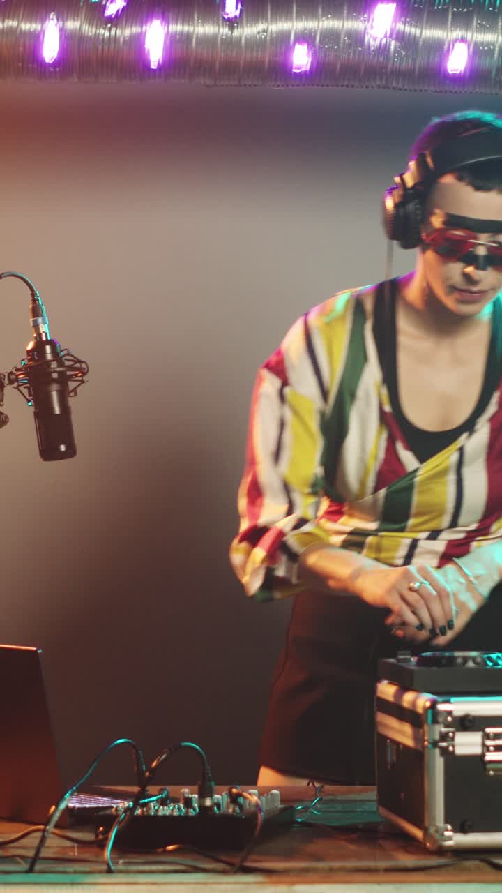 Video verticale: disc jockey di talento usa il vinile per mixare musica alle console