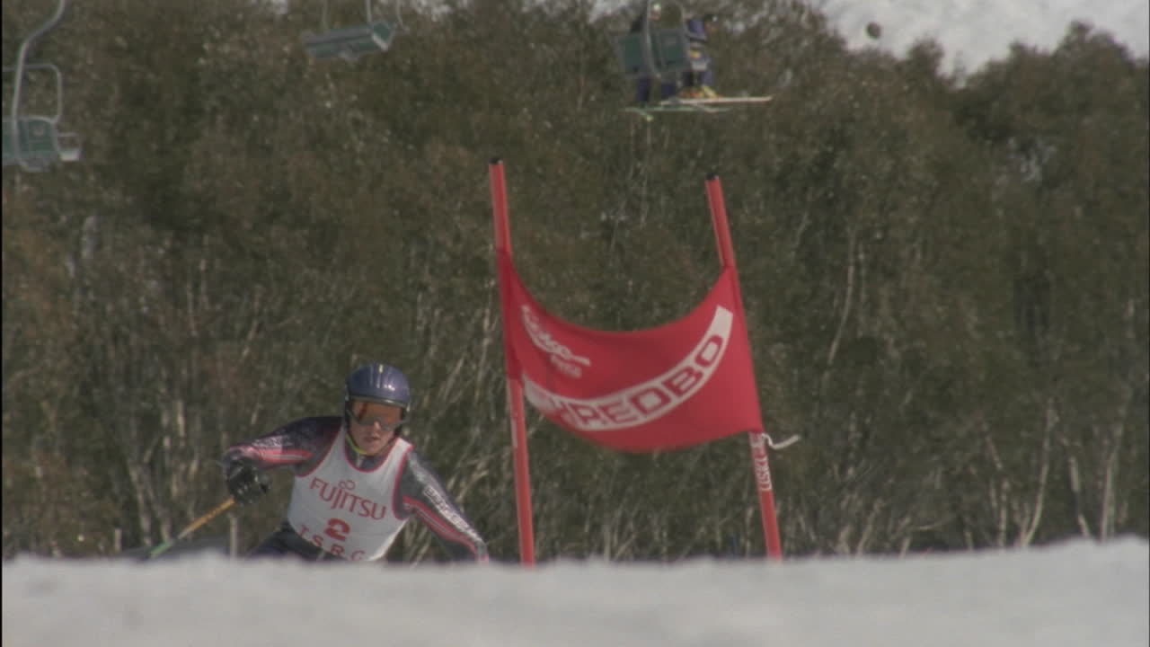горнолыжник, проходящий трассу скоростного спуска 22