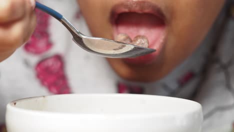 comiendo niños