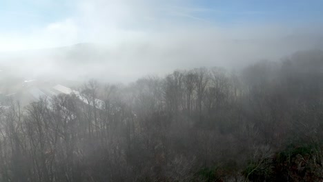 Kükenfarm-Im-Nebel-In-Wilkes-County-NC,-North-Carolina