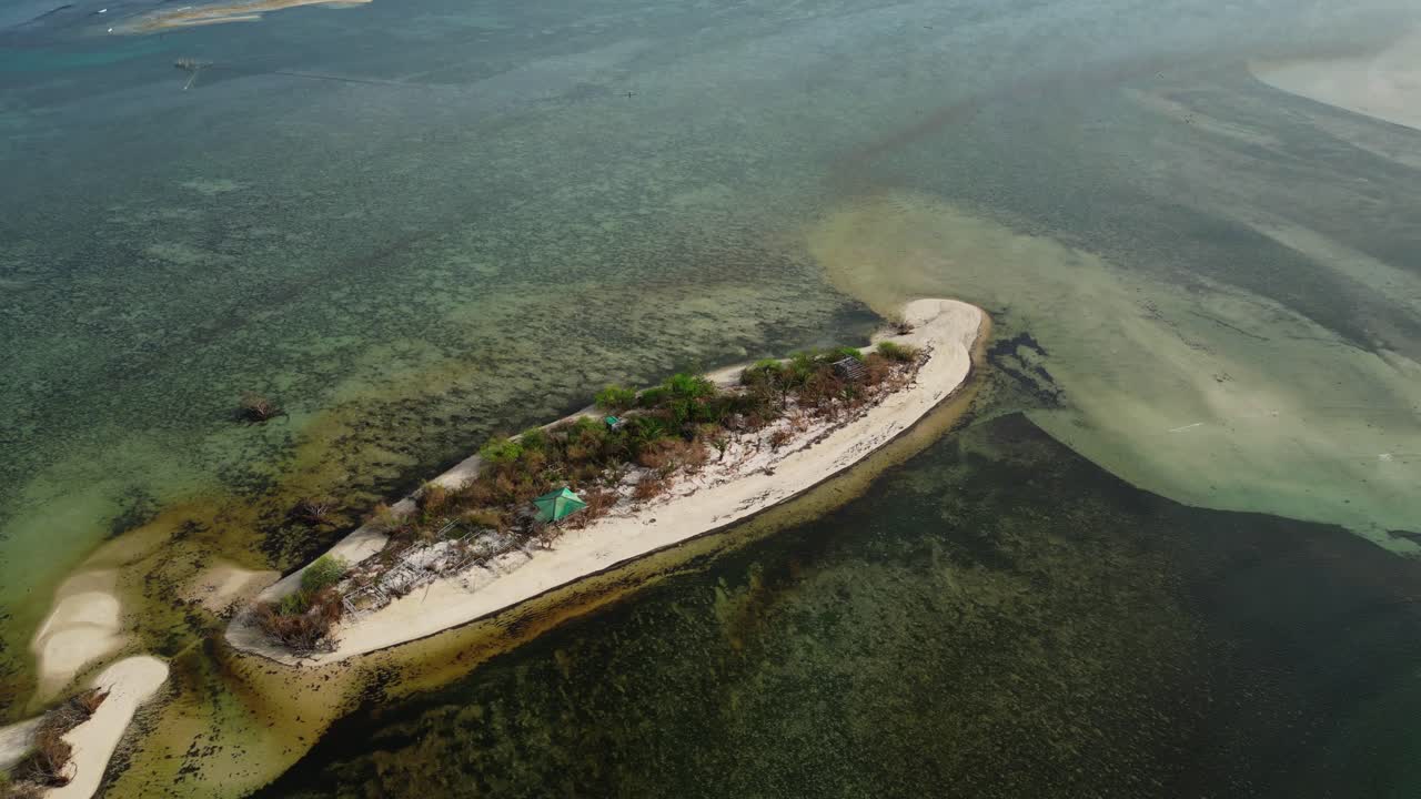 Vista aerea del litorale di sabbia bianca con palme e acqua turchese poco profonda a Tondol Beach.