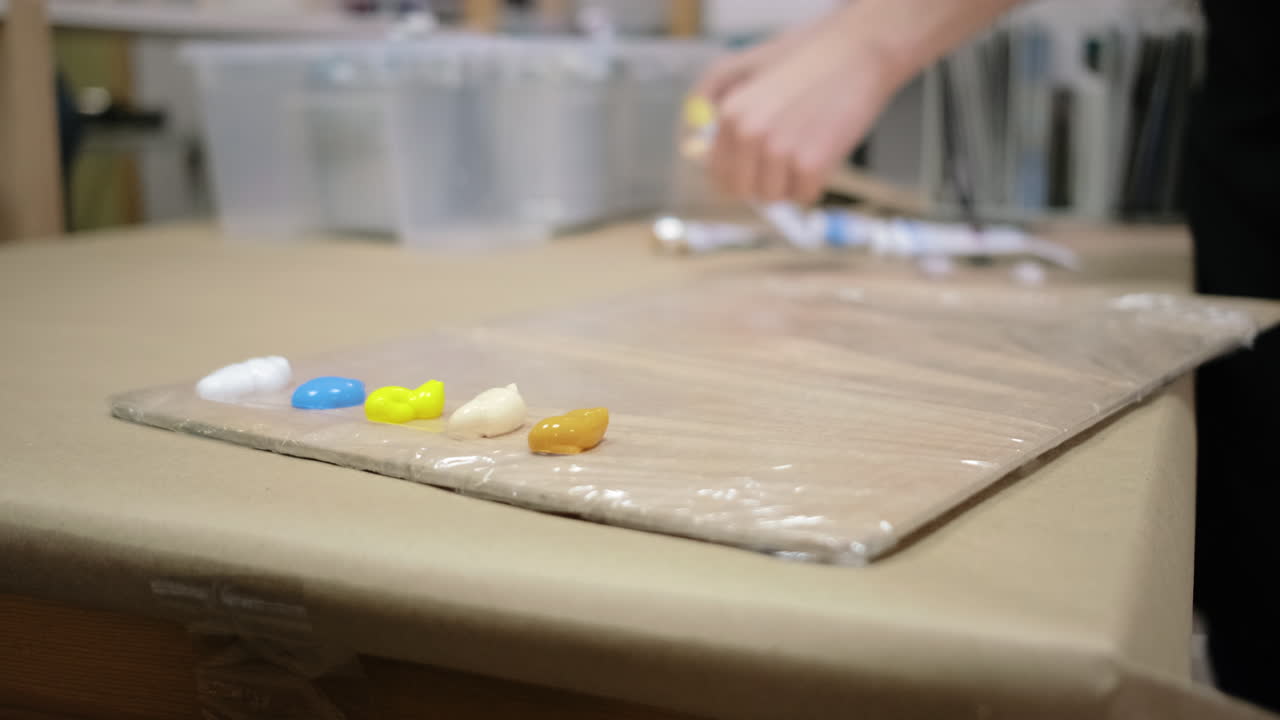 artista trabajando en una paleta de pintura