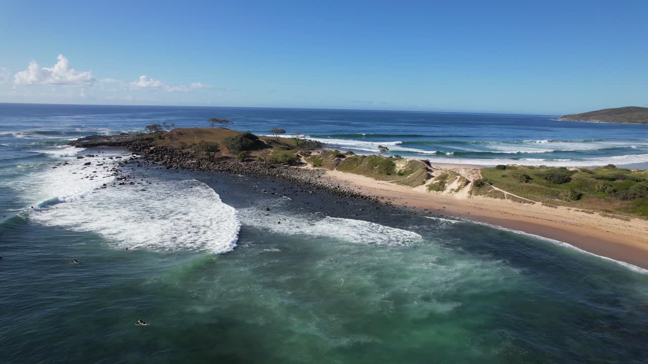 오스트레일리아 뉴사우스웨일스 에 있는 서퍼 들 과 함께 있는 앙고리 포인트 해변 - 공중 촬영