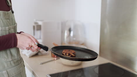 Kochen,-Küche-Und-Frau,-Die-Pfannkuchen-Brät