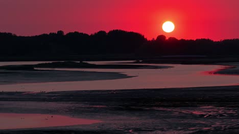 Imágenes-Increíbles,-Cielo-Rojo-Sobre-Rotterdam-Y-Las-Tranquilas-Aguas-Del-Río-Noord.