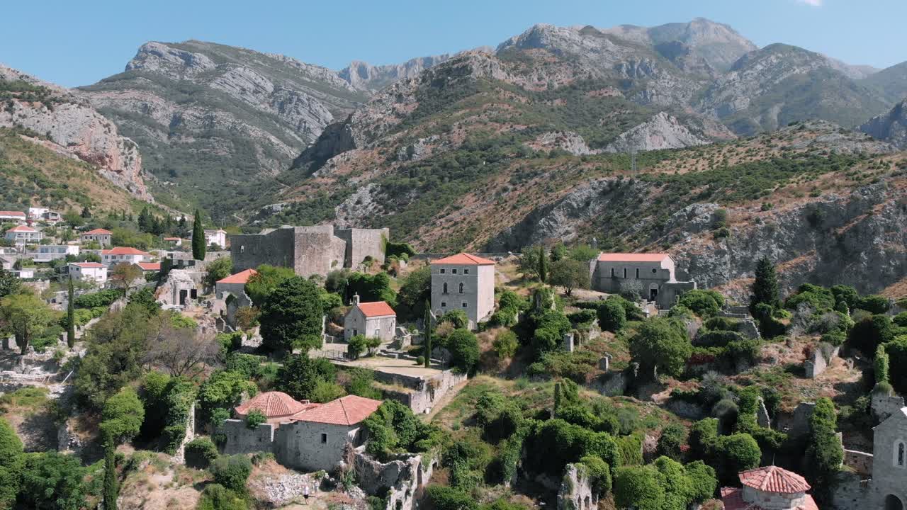 Vista aerea: Stari Bar o la città vecchia di Bar in Montenegro. Drone che sorvola la città con panoramica orizzontale.