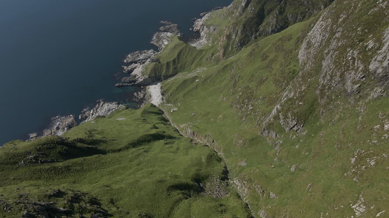fotografía aérea de las montañas noruegas de hoddevik con montañas verdes y océano azul en verano