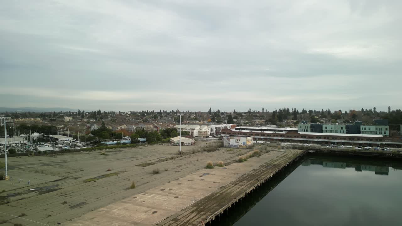 A rotating view of Mariner Square, capturing its pristine waterfront, boat-lined piers, and tranquil coastal scenery.