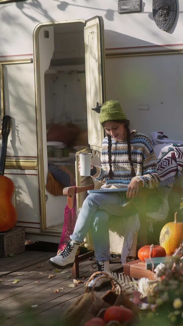 Donna che si rilassa in un camper in una giornata autunnale