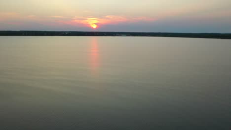 Ondas-Naranjas-Y-Doradas-Mientras-Un-Hermoso-Dron-Vuela-Sobre-El-Lago-Seneca-Nueva-York-Al-Atardecer