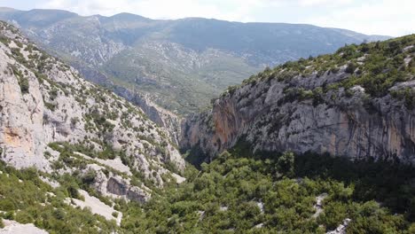 Rodellar-In-Bierge,-Huesca,-Aragon,-Spanien---Luftdrohnenblick-Auf-Die-Kalksteinberge-Und-Den-Canyon---Dies-Ist-Eine-Beliebte-Region-Zum-Klettern-Und-Wandern