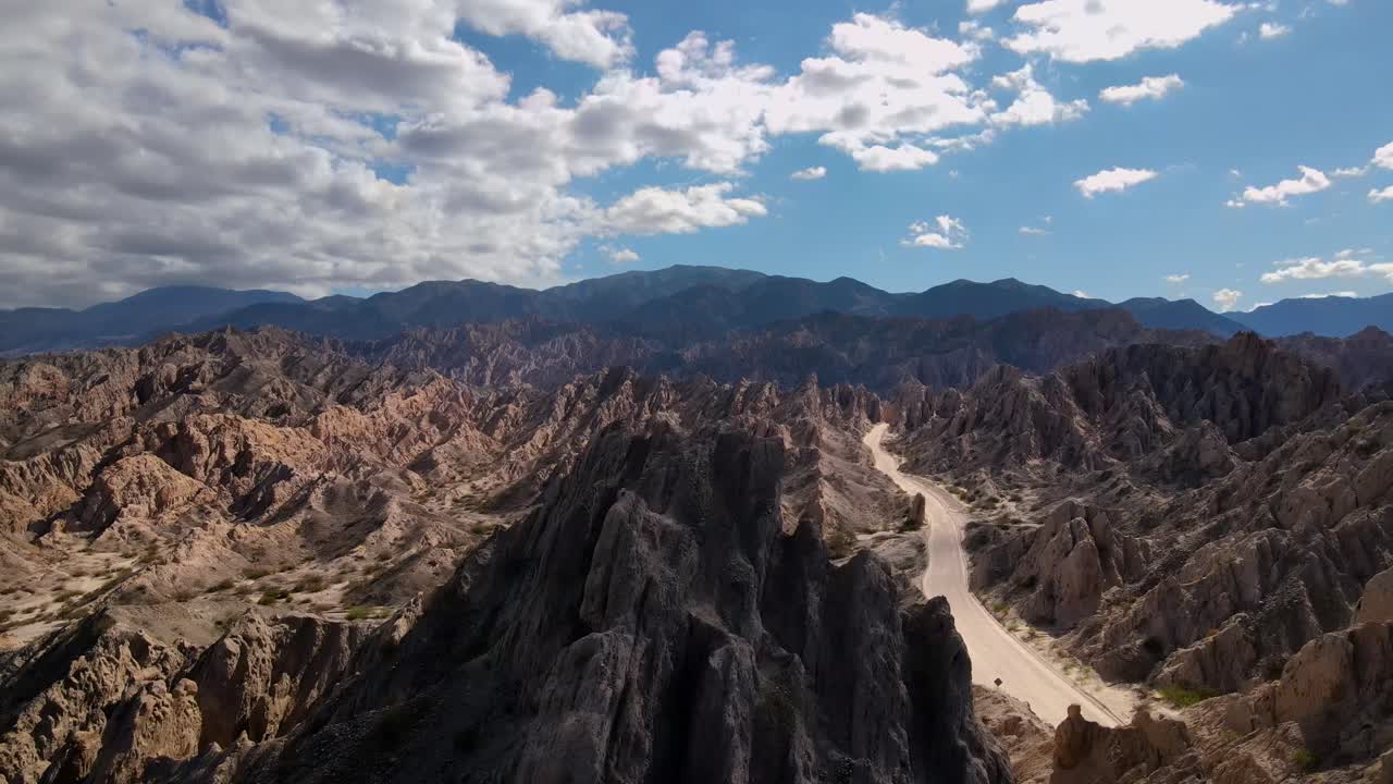 Ripresa con drone che sorvola formazioni rocciose appuntite per rivelare la Quebrada de las Flechas a Salta, Argentina