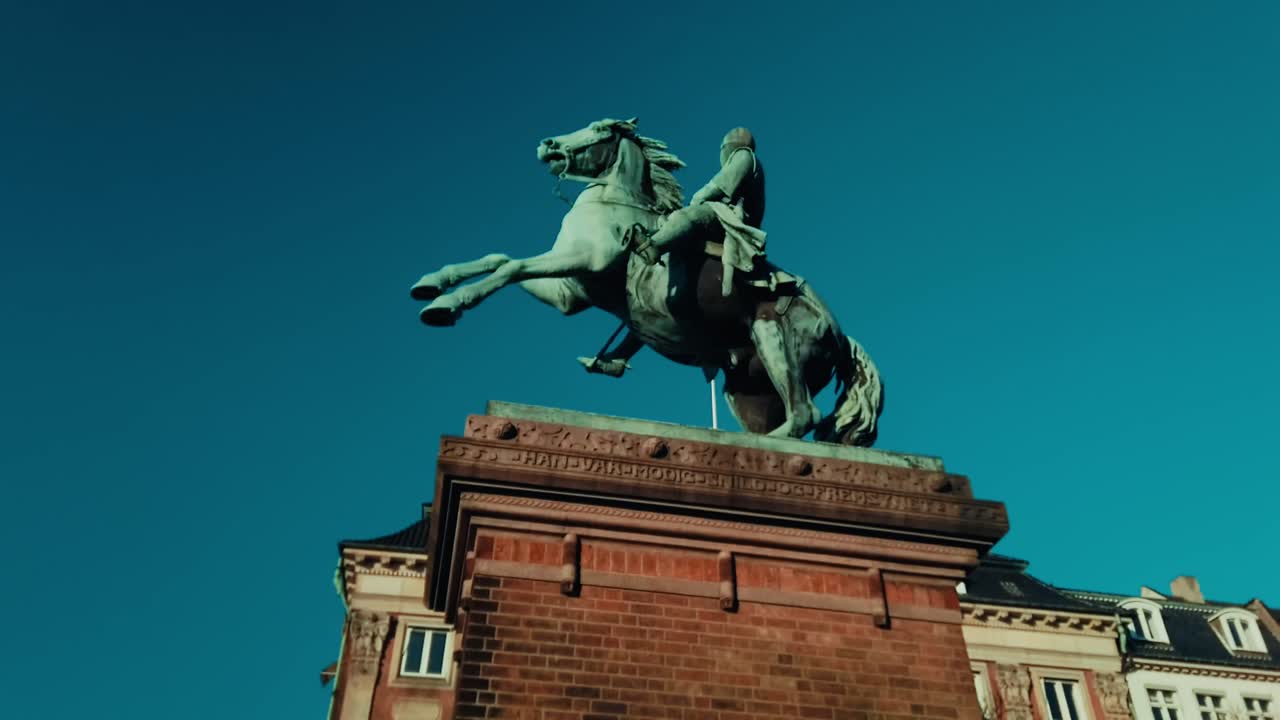 la estatua ecuestre de absalon en la ciudad de copenhague, filmada en 4k 60p