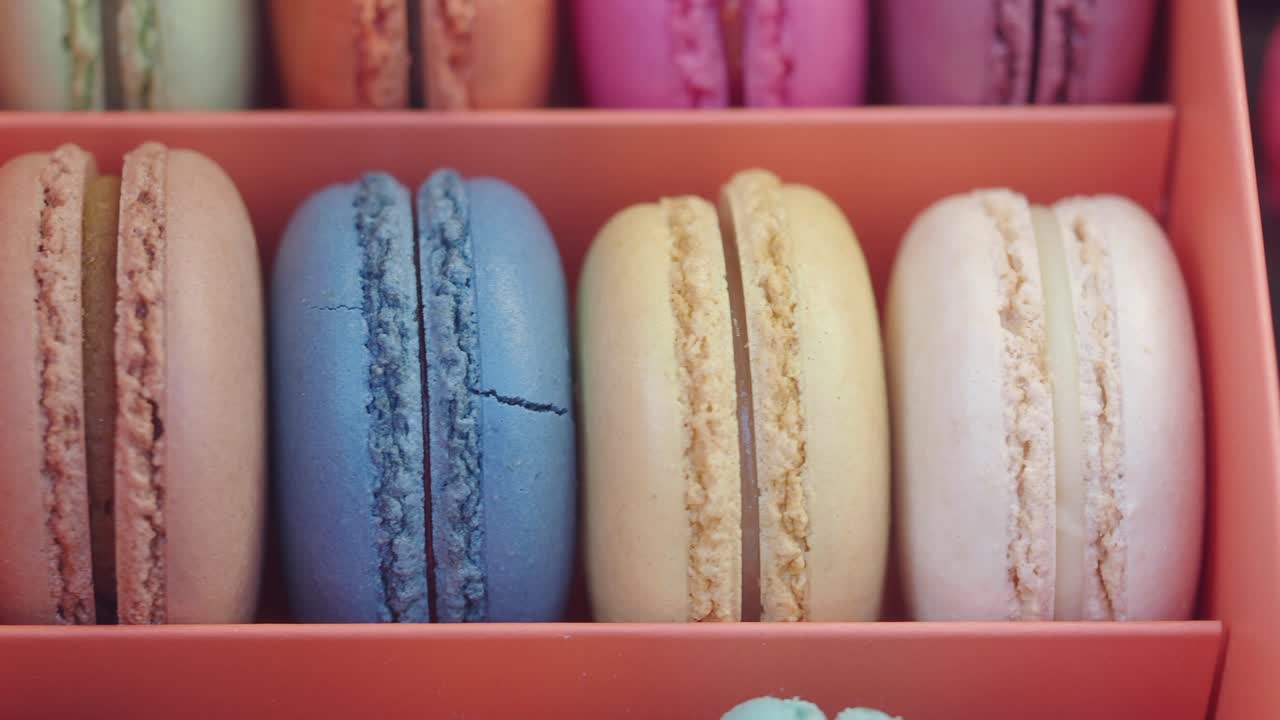 macarons de colores en una caja