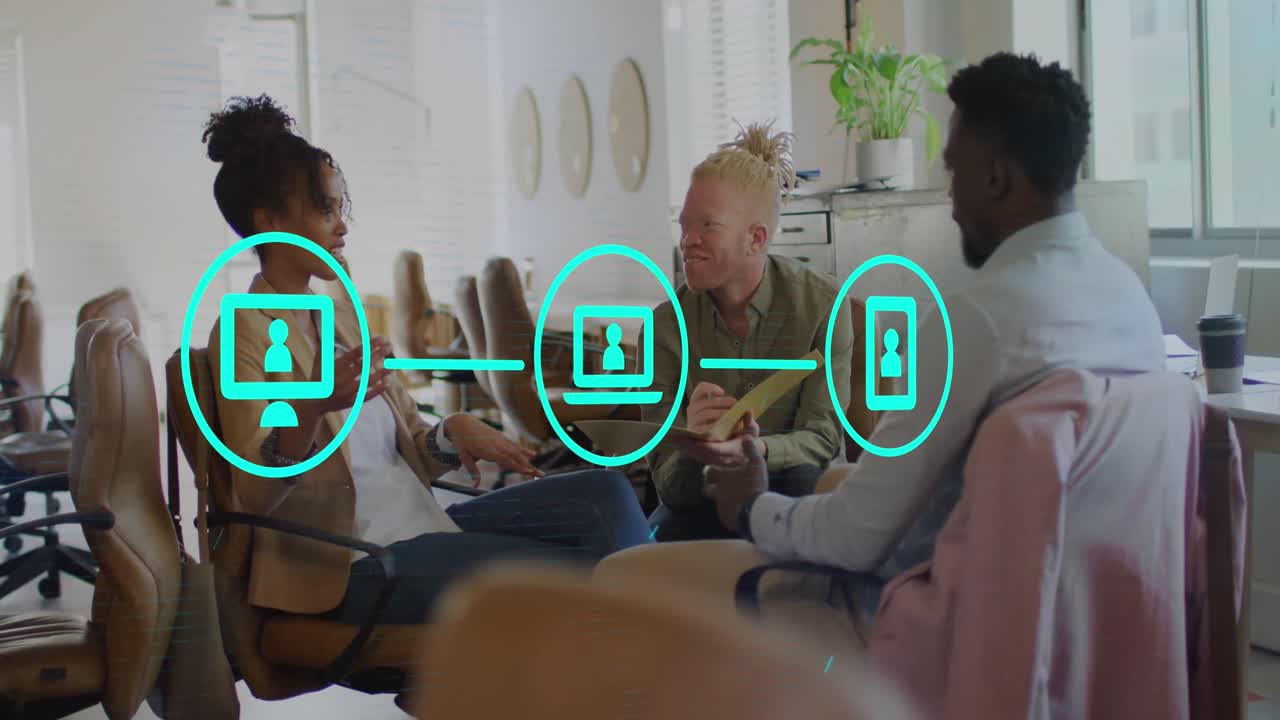 animación de diagrama de flujo de iconos sobre diversos compañeros de trabajo compartiendo ideas en la oficina