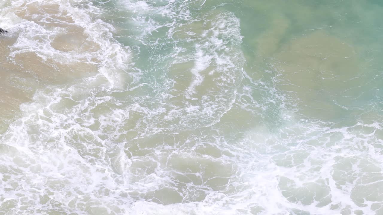 모래 해변 에 부히는 파도 의 공중 사진