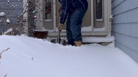 Schnee-Wird-In-Zeitlupe-Von-Einem-Vorderen-Bürgersteig-Geräumt