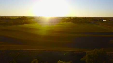 toma aérea de drones de un campo de trigo escalonado en kingman, kansas, al atardecer