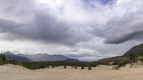 Cielo-Tormentoso-Sobre-El-Desierto-De-Carcross