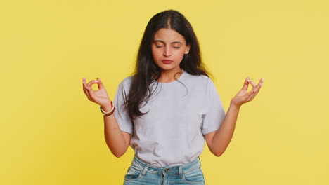 Mujer-India-Meditando-Respira-Profundamente-Con-Gesto-De-Mudra-Yoga,-Ojos-Cerrados,-Tomando-Un-Descanso,-Relájese