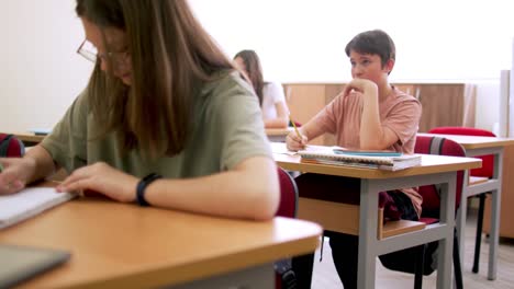 alumnos en clase en la escuela