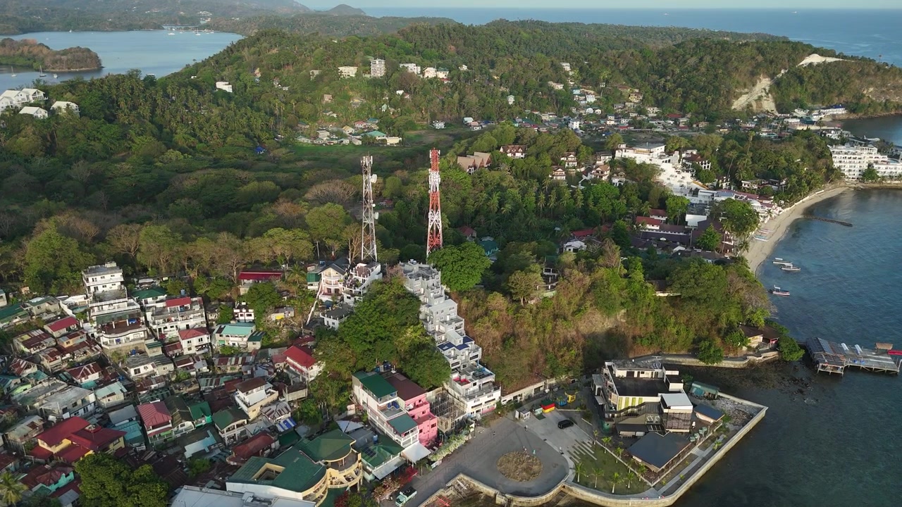 Cảnh bờ biển nhiệt đới Sabang Puerto Galera và điểm đến lặn biển nhìn từ trên cao bằng máy bay không người lái