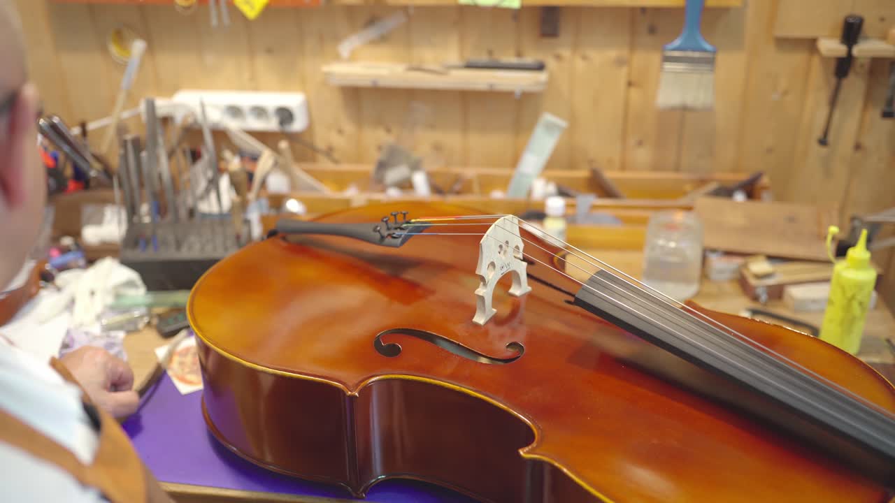 luthier instalando el poste de sonido para el violín